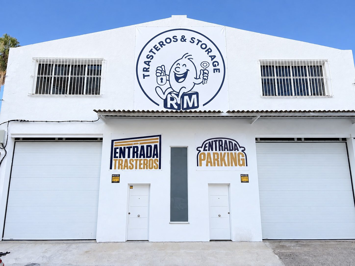 Fachada de Trasteros & Storage RM con entrada de trasteros y entrada de parking