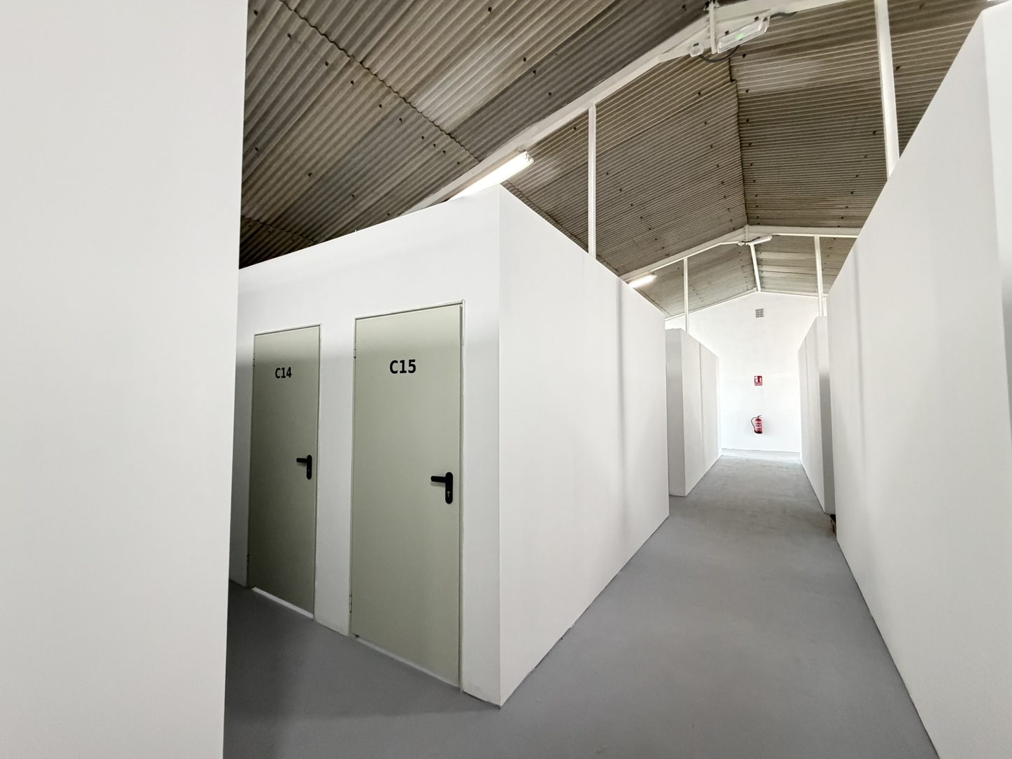 Pasillo de trasteros de la zona C con las puertas C14 y C15